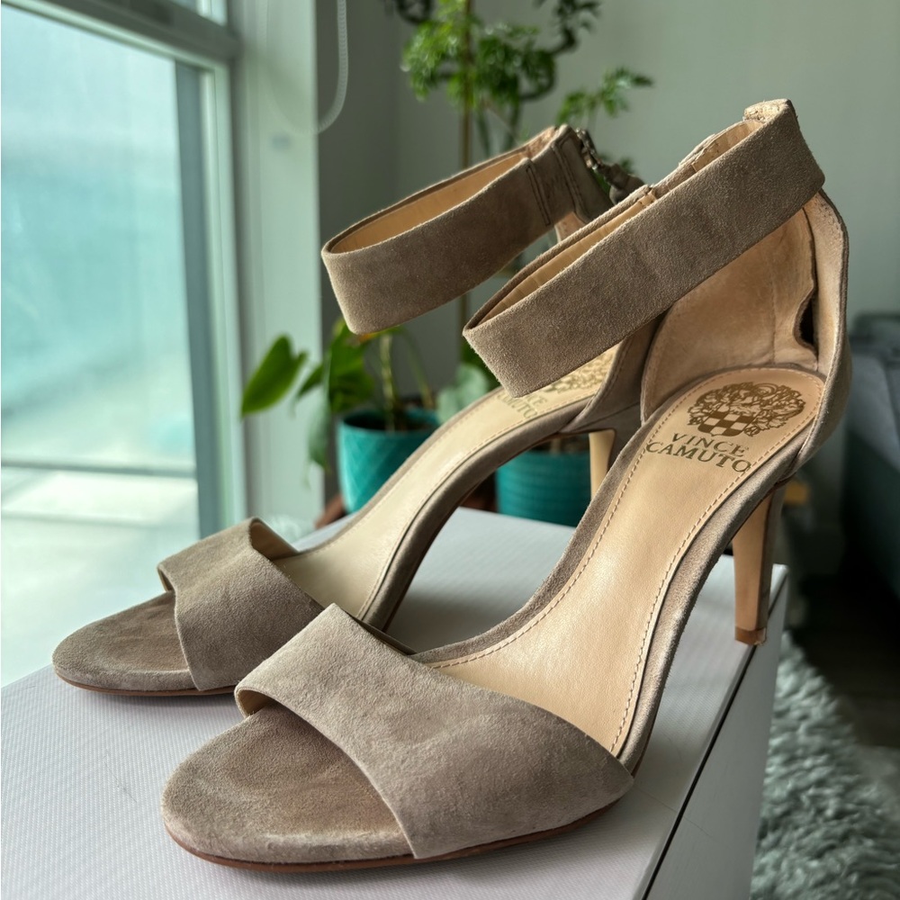 Vince camuto sandals with zipper and tassel tan color. Leather upper